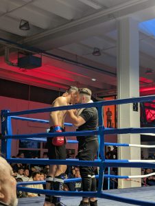 Muay Thai Trainer Toni im Training in Wien