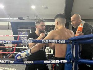 Muay Thai Trainer Toni im Training in Wien